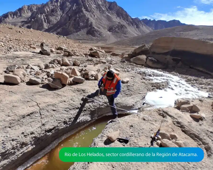 Programa de medición, muestreo y análisis de aguas superficiales para el proyecto minero Los Helados del Distrito Vicuña.