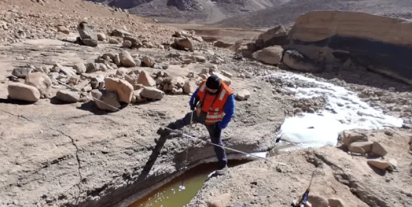Programa de medición, muestreo y análisis de aguas superficiales para el proyecto minero Los Helados del Distrito Vicuña.