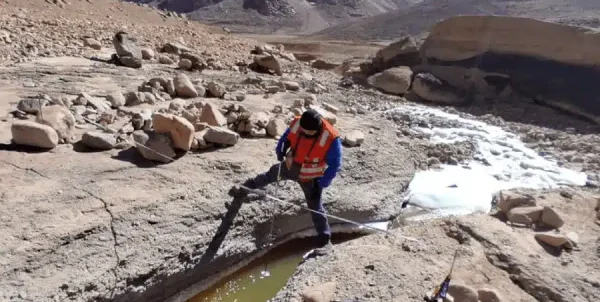 Programa de medición, muestreo y análisis de aguas superficiales para el proyecto minero Los Helados del Distrito Vicuña.